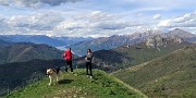 94 Dalla vetta del Cornizzolo vista verso il Lago di Como con le Grigne e i Corni di Canzo a dx